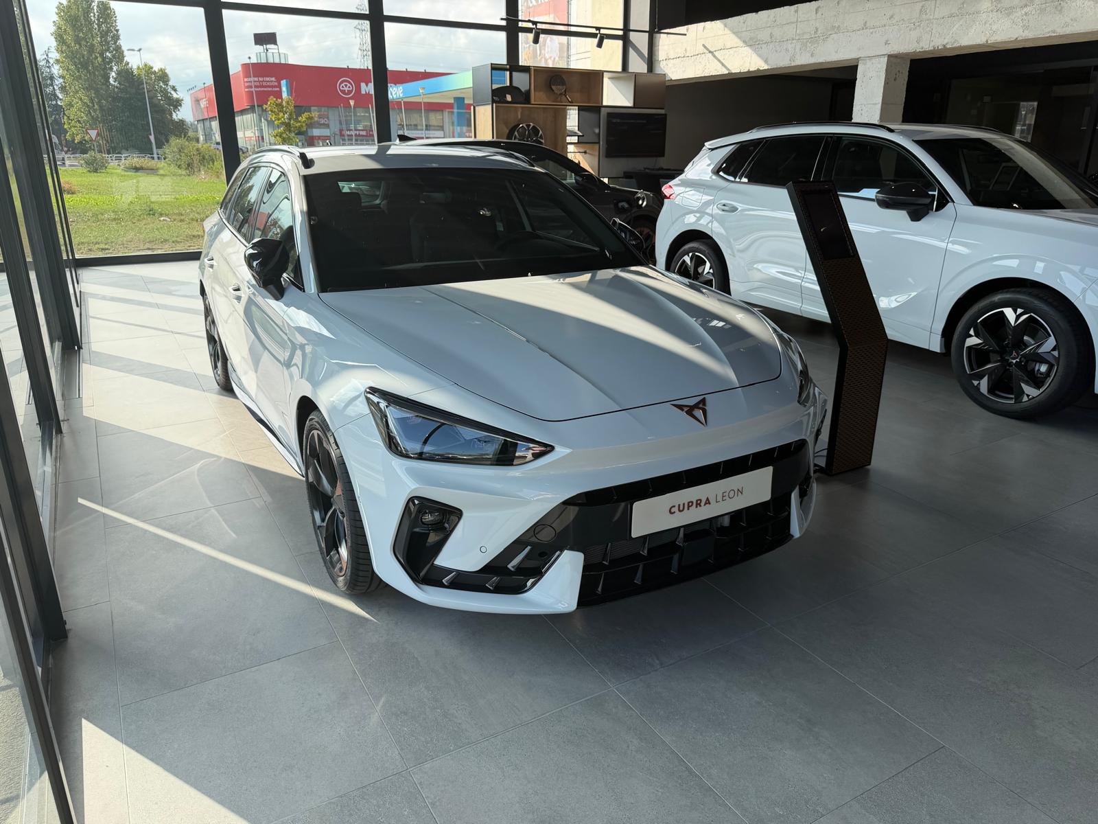 Nuevo CUPRA León Sportstourer e-Hybrid Blanco Glacial